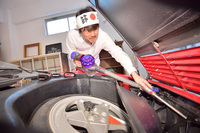 無敵の吸引力でフロントフード下の隙間に入った汚れもキレイに。