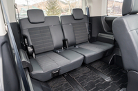 3列目の定員は3人ながらヘッドレストは2つ。2人用と割り切れば広さもシートサイズも十分にぜいたくだ。