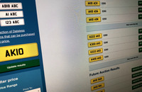 DVLAの公式ウェブサイトで、「AKIO」ナンバーは最低価格であった。