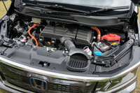 ハイブリッド車のパワートレインには第3世代の「e：HEV」を採用。バッテリーの出力向上やエンジンの静粛性改善などを図っている。