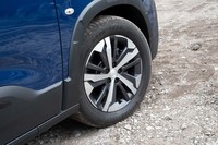 タイヤサイズはこれまで導入された限定車や手ごろな「アリュール」よりも1インチ大きい17インチ。試乗車はグッドイヤーの街乗りSUV用サマータイヤ「エフィシェントグリップ パフォーマンスSUV」を履いていた。