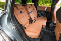 リアシートは6：4の2分割でスライド／リクライニングが、4：2：4の3分割で格納が可能。後席の乗員向けに、リアシートエアコンや2口のUSB Type-Cポートなどが装備される。