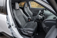 「GRスポーツ」専用の、ロゴ入りスポーティーシート。表皮はエアヌバック（スエード調素材）と合成皮革の組み合わせだ。オプションでシートヒーターも用意されるが、電動調整機構は選択できない。