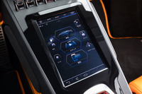 センターコンソールにタッチスクリーン式の縦型8.4インチモニターを配置。スマホ感覚でカーナビやエアコンなどを操作できる。