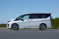 新型「セレナ」の最上級グレード「e-POWERルキシオン」のサイドビュー。ボディーサイズは全長×全幅×全高＝4765×1715×1885mmと発表されている。