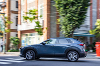 松本市内の昭和レトロな上土通りを「CX-30 XD Lパッケージ」（2WD）で走る。同車のWLTCモード燃費値は19.2km/リッター。