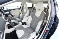 「V40 T3モメンタム」のシートは、T-Tecと呼ばれる合成皮革とテキスタイルで仕立てられている。前席（写真）にはシートヒーターを標準装備。