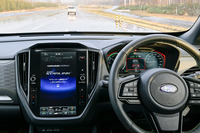 度重なる警告にも運転手が反応しないと、車両はハザードランプとホーンを作動させながらゆっくりと停車。間もなくコールセンターと自動的につながり、オペレーターの「どうかしましたか？」という声が車内に響く。