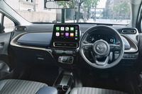 トヨタのコンパクトカーとしては初採用となる10.5インチ大型ディスプレイオーディオを装備。車載のバッテリーを非常用電源などとして利用できるアクセサリーコンセント（AC100V／1500W）と「非常時給電モード」を全車に採用している。