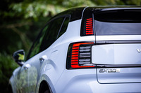 「EX30ウルトラ ツインモーター パフォーマンス」の車両本体価格は629万円。テールゲート左下に備わる「EX30」のバッジの右側に、「TWIN PERFORMANCE」のエンブレムが追加されている。