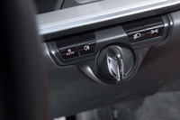 挿入したキーの形状を模した、エンジンスタータースイッチ。多くのクルマに採用されているスタートボタンとは異なり、ひねる動作で始動させる。