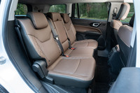 2列目シートは3座のベンチ式。フロントセンターコンソールの背面には、空調の吹き出し口やUSBポート（Type-AとType-Cが1つずつ）、DC 12VとAC 115Vの電源が設けられている。