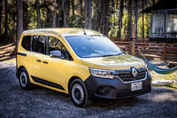 かの地の商用車を思わせるエクステリアが特徴の「クレアティフ」。黒バンパーやサイドバンプなどが目を引くその意匠は、エントリーグレード「ゼン」と基本的に共通だ。ただしゼンにはフロントフォグランプがなく、またボディーカラーも白しか選べないので、そこで見分けることができる。（写真：花村英典）