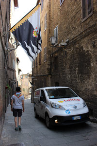 前述のスーパーマーケット宅配車が、シエナ旧市街を行く。