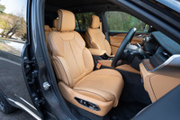 「サミットリザーブ」ではインテリアの各所に本革や本物のウッドパネルを採用。シート表皮には上質なパレルモレザーが用いられている。