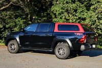 TRDではクルマの走りに関するパーツに加え、機能パーツも各種取りそろえている。写真の「ハイラックス」に装備される、キャノピーやサイドステップもTRDの手になるものだ。