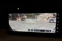 路地や交差点などで運転席から死角となる、前方左右の視界をサポートする「フロントワイドビュー」の表示画面。同機能は「S」グレード以外のモデルで選択できるオプション「インテリジェントアラウンドビューモニター」に含まれている。