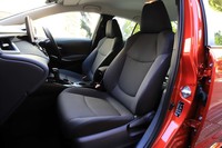新型「カローラ」には2タイプのファブリックシートが設定されるうち、「S」にはより上質なタイプが装着される。座面およびサイドサポート部はグレー、その他の部分はブラックと表皮が張り分けられているのが特徴だ。