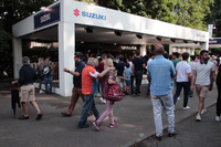 スズキのスタンド。人が人を呼ぶ。