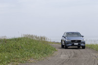 函館周辺で1泊し、翌日は洞爺湖方面に戻る。209mmが確保される最低地上高（エアサス仕様の値）と4WDにより、写真のような砂利道でも安心して走れた。