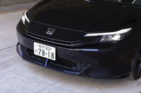 シャープな造形のヘッドランプと妙に長いフロントオーバーハングが独特の魅力をもたらしている。ナンバープレートの下の青いアクセントは重心を低く見せる効果があるという。