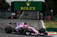 今季度重なるチームメイト同士の接触に頭を悩ませるフォースインディア。前戦ベルギーGPでの同士打ちを経て、セルジオ・ペレスとエステバン・オコン（写真手前）はチームから厳重注意を受け、イタリアに来ると2人とも落ち着きを取り戻していた。雨の予選でオコンは大健闘の5番手タイム、レッドブルのグリッド降格で3番グリッドを獲得。好スタートで2位に上がるも、程なくして強豪チームに次々とかわされてしまい結果6位。それでもランス・ストロールとマッサのウィリアムズ勢はしっかり抑え切った。（Photo=Force India）