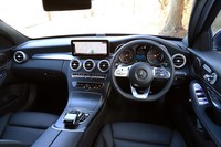 ダッシュボードデザインは、大きく変更されていないが、センタースクリーンは大型化され、10.25インチサイズとなっている。