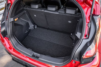 荷室の容量は300リッターで、床面は標準モデルと同じく2段階の調節が可能。上にセットすると後席背もたれを倒したときに床面全体がほぼフラットになる。