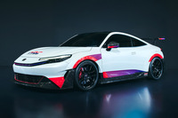 レース活動で培った技術と知見を生かし走行性能をさらに高めると紹介される「HRCパフォーマンスパーツ」を装着した「プレリュードHRCコンセプト」。オーバーフェンダーや、車両下部に組み合わされたカーボン地を生かしたエアロパーツが、標準モデルにはないアグレッシブな雰囲気を漂わせる。