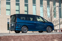 2023年春より順次販売が開始された6代目「日産セレナ」。今回の試乗車は3ナンバーの「ハイウェイスターV」だが、スタンダードモデルは依然として5ナンバー枠に収まるボディーサイズとなっている。