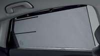 リアドアには、後席用のサンシェードが備わる。
