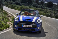 エクステリアについては、新しいデザインのヘッドランプやテールランプに加え、最新のCI（コーポレートアイデンティティー）に準拠した「MINI」のロゴも、従来モデルとの違いとなっている。