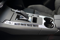 トランスミッションは、アイシン・エィ・ダブリュと共同開発した8段ATのみ。シフトレバーの左右には、窓ガラスの開閉スイッチやロックボタンが並ぶ。