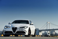 フロントバンパーの下部にはカーボン製の可動式スポイラー「ALFAアクティブエアロスプリッター」が装着されている。