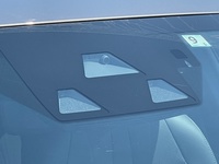 ルームミラーの裏側にはステレオカメラと望遠カメラを搭載。さらに自車位置をより正確に検知するためのロケーターカメラも備わっている。