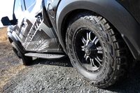 逆側の状態はご覧の通り。オートサロンに展示される、シャコタン＆ネガキャンのドレスアップカーも顔負けの衝撃映像である。