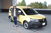 3年ぶりに開催されたイベント「ルノー カングージャンボリー2022」のステージ上で新型「カングー」を紹介したルノー・ジャポン代表取締役社長の小川隼平氏。