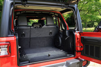 荷室容量は5人乗車時で898リッター、後席をたたんだ状態で2050リッターとされている（北米仕様、SAE計測値）。