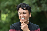 谷口信輝（たにぐち のぶてる）
	レーシングドライバー
	1971年広島生まれ。高校時代からバイクに夢中になり、18歳でミニバイクレース日本一に。その後、ドリフトと出会い、四輪に転身。2001年（30歳）に本格的にレース活動を開始した。D1グランプリでは初開催の2001年にシリーズチャンピオンを獲得し、その後も表彰台の常連として活躍するが、2005年シーズンをもってフル参戦を一時的に休止。2012年、7年ぶりに同グランプリにフル参戦で復帰した。一方、全日本GT選手権（現SUPER GT）には2002年から参戦しており、2011年にSUPER GT初の“痛車”チーム、グッドスマイルレーシングの「初音ミクBMW Z4 GT3」を駆ってシリーズチャンピオンを獲得。2014年に2度目のチャンピオンに輝いた。2017年に同チームから「メルセデスAMG GT3」で参戦し、3度目のチャンピオン獲得。2018年シーズンは2年連続の王座を狙う。