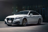 SUVの「クラウン」はアリなのか？　絶滅危惧車の運命について考える