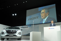 2024年10月16日に行われた「フロンクス」の発表イベントに登壇したスズキの鈴木俊宏社長。日本への導入にあたって、「日本の道路事情に合わせたサスペンションのチューニングや、降雪地域での使用を考慮した4WD車の設定など、つくり込みをしっかり行いました」とコメントした。