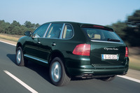 「カイエン」はポルシェがフォルクスワーゲンと共同開発……というか、要するに「フォルクスワーゲン・トゥアレグ」のコンポーネントを流用して開発したSUVである。その造形に「911」のイメージを加味するのには、相当に苦労したはずだ。