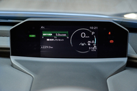 液晶式メーターのサイズは変わらないが、これまではもっと大げさな台座の上に据えられていた。文字サイズを工夫するなど、表示レイアウトにはもう少しメリハリが欲しい。