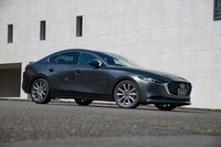 「スカイアクティブX」エンジン搭載モデルは2019年7月に予約受注が始まる予定で、デリバリー開始は10月以降とアナウンスされている。