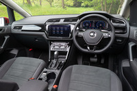 内装は飾り気のないシンプルなもの。ダッシュボード上面にグローブボックスを設けるなど、収納は充実している。