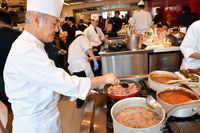 コンテストの決勝にて、調理を行うEXPASA多賀（下り）のキッチンの様子。