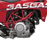 692.7cc単気筒エンジンは、「SM700」と「ES700」とで共通。最高出力75PS、最大トルク73.5N・mを発生する。