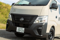 バンパーやグリル、ドアハンドルなどはブラックで仕立てられる。むしろ見た目は働くクルマらしさを強めている。