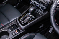 デュアルクラッチ式の7段DCTを介して前輪を駆動。「E-TECHハイブリッド」には設定のなかったシフトパドルも備わっており、ステアリングホイールから手を離すことなく瞬時にギアチェンジが行える。