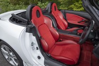 こちらは純正アクセサリーパーツではないが、ホンダアクセスが新たに張り替えたというシート表皮。さすが純正メーカーならではという仕上がりだ。